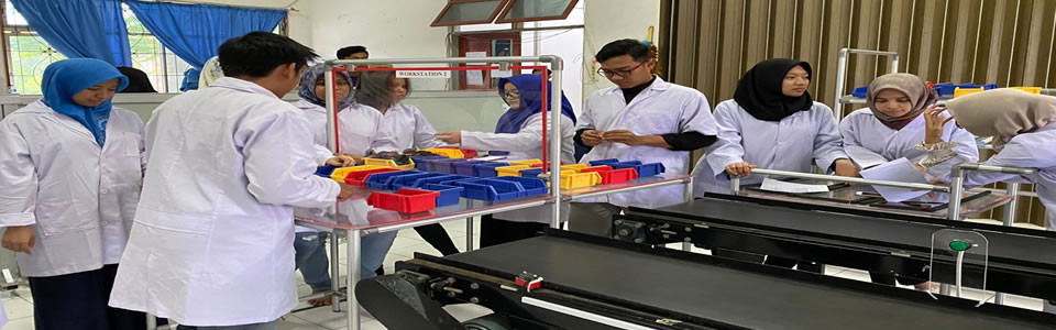 Suasana Praktikum PTI I Modul 6: Perancangan Lintasan Perakitan